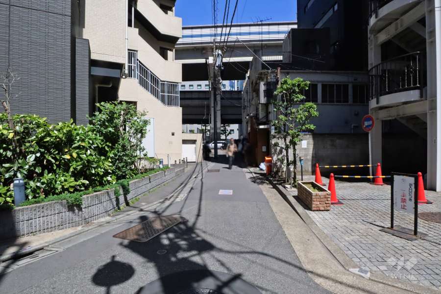敷地南西側の前面道路(南東側から)