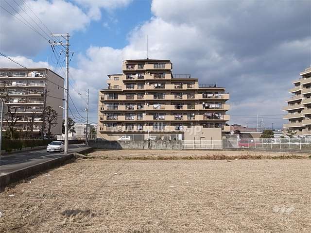 周辺はマンションが多く立ち並ぶ住宅地です。