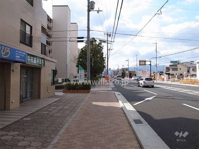 敷地の北側は4車線のバス通りに面しています。