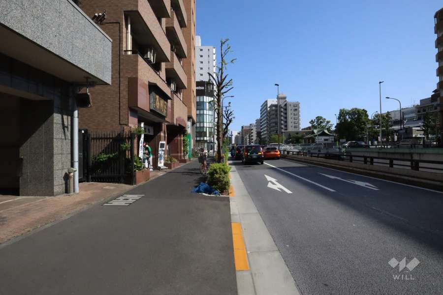 敷地の南西側前面道路(北西側から)