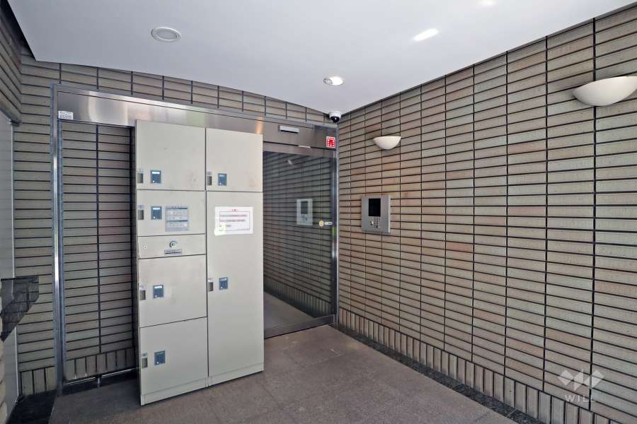 エントランスはオートロック付きです。