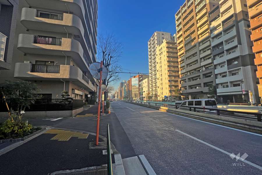 敷地北東側の前面道路(南東側から)