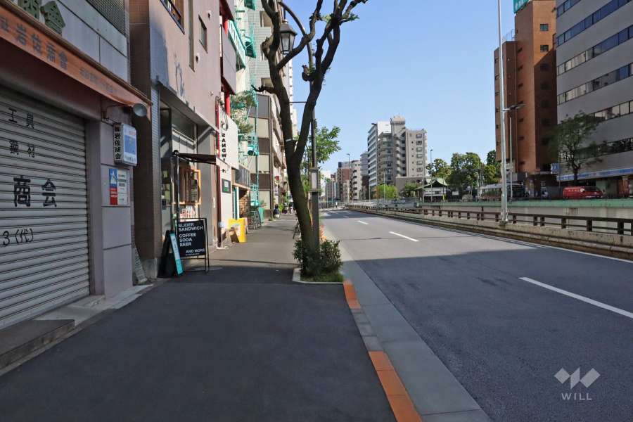 敷地南西側の前面道路(北西側から)
