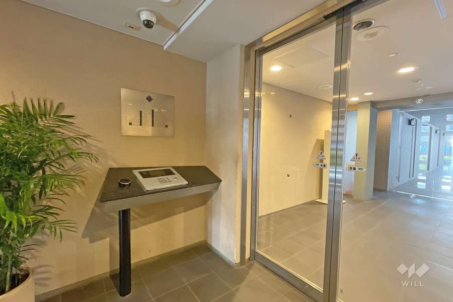 エントランスはオートロック付きです。