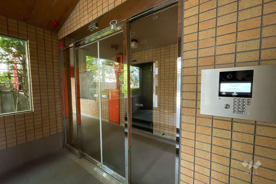 エントランスはオートロック付きです。