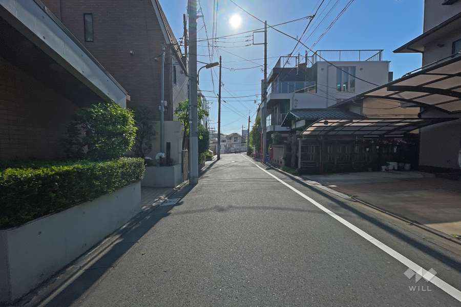 敷地北側の前面道路（西側から）