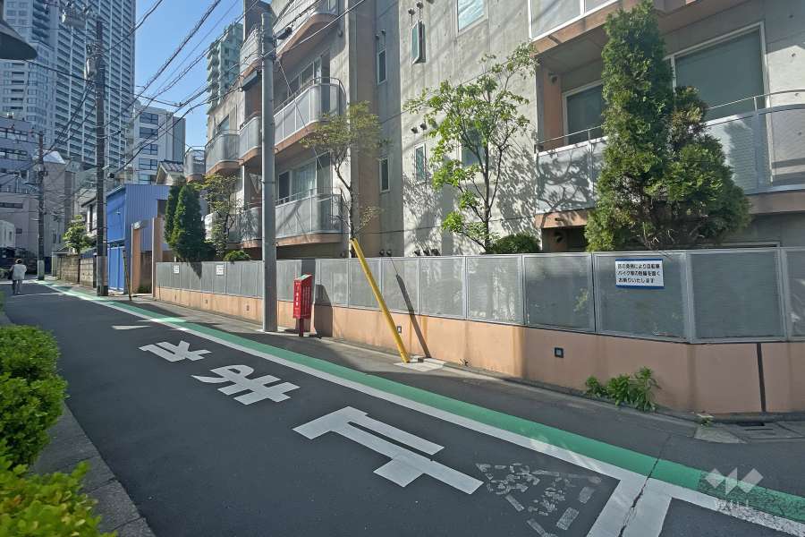 敷地南側の前面道路（西側から）