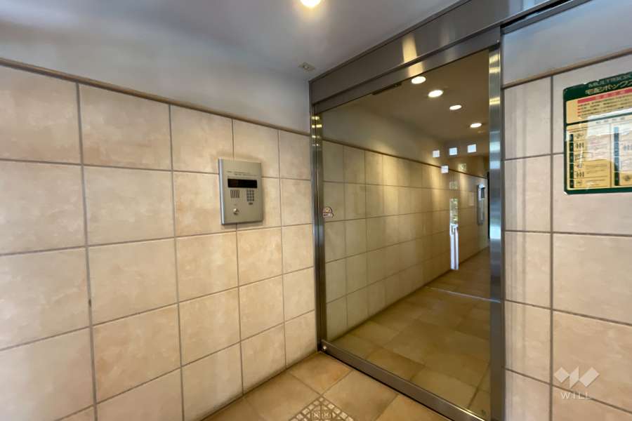 エントランスはオートロック付きです。