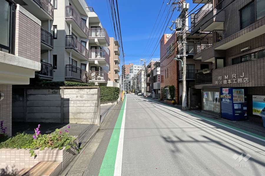 敷地東側の前面道路（南側から）