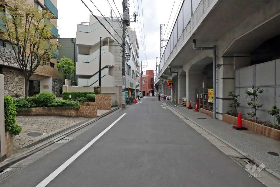 敷地西側の前面道路（南側から）