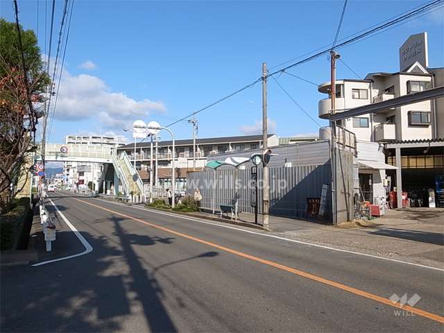 敷地西側の前面道路は二車線のバス通り。すぐ目の前にバス停があります。