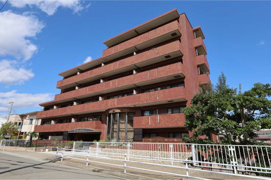 ゴールデングリタ宝塚の外観（南東側から）