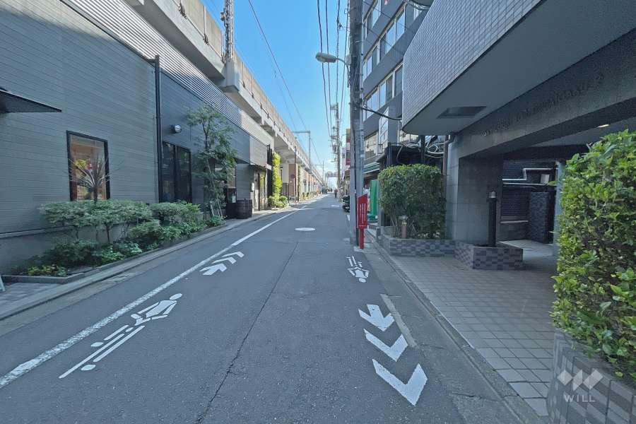 敷地南東側の前面道路（北東側から）