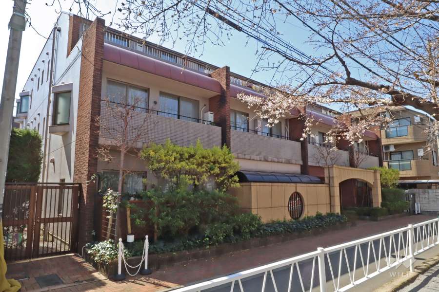 クイーンズパレス自由が丘の外観（北東側から）