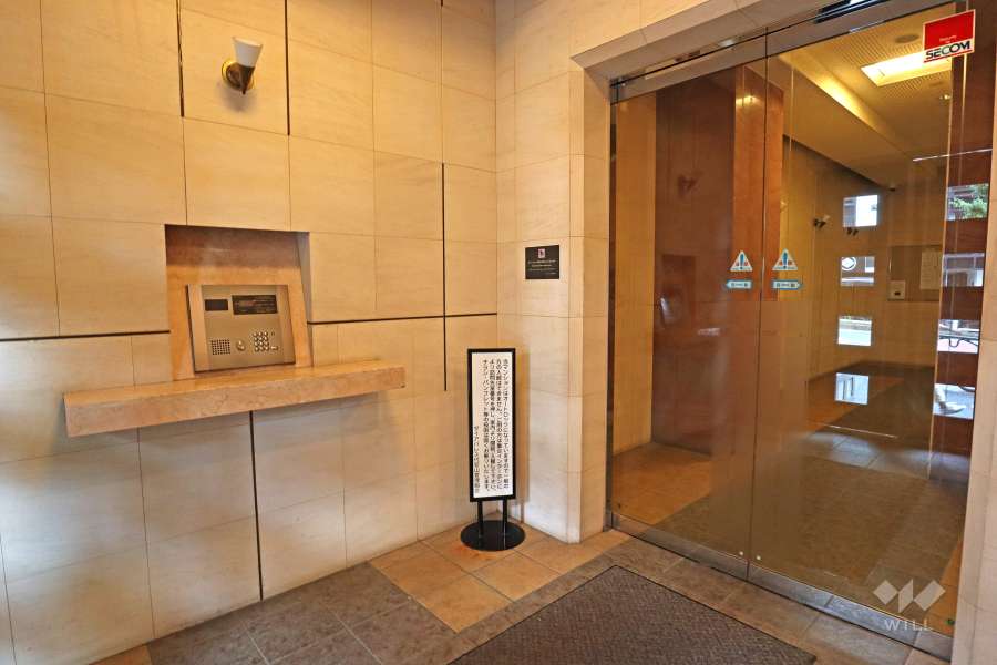 エントランスはオートロック付きです。