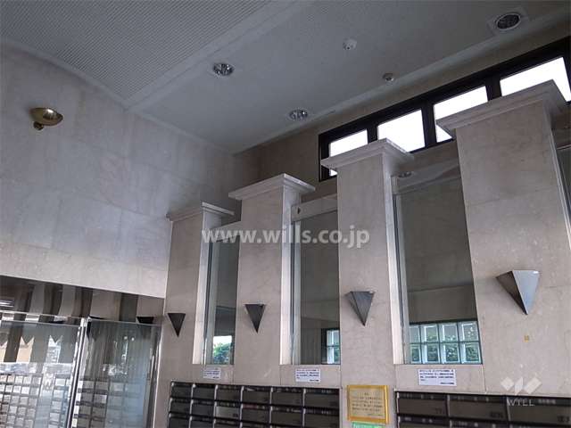 エントランスは吹き抜けになっています。