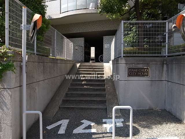 駐輪場入り口。駐輪場は建物1階にあります。