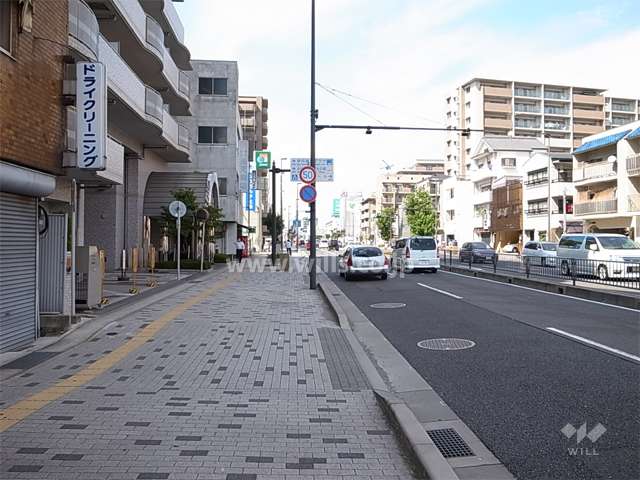 敷地の東側は産業道路に面しています。