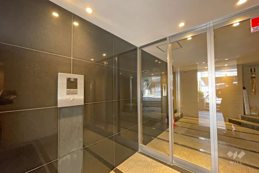 エントランスはオートロック付きです。