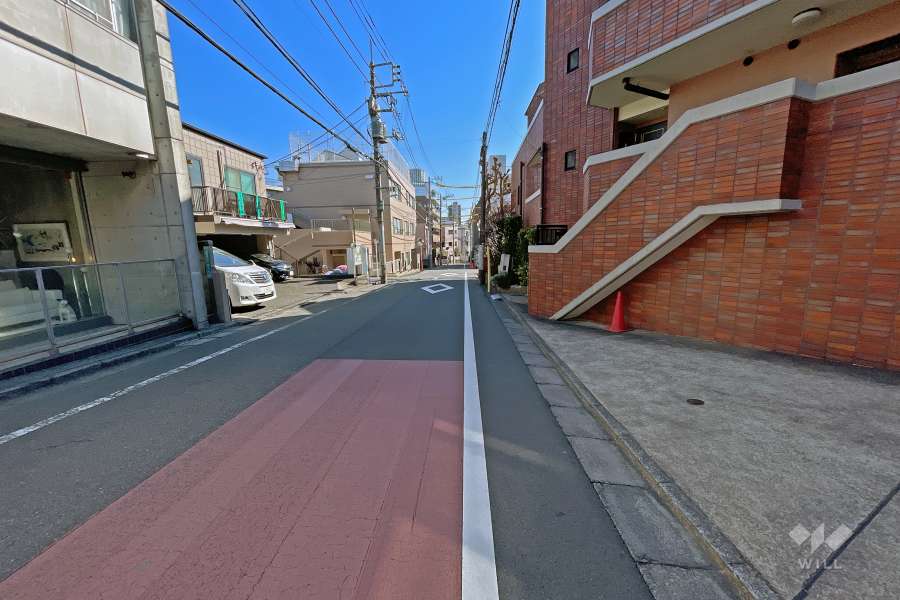 敷地北側前面道路は、蛇崩・伊勢脇通りです。