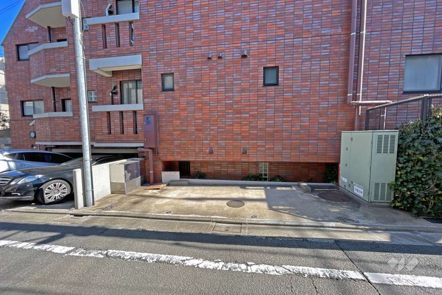 東側の敷地内駐車場（屋外平面式）