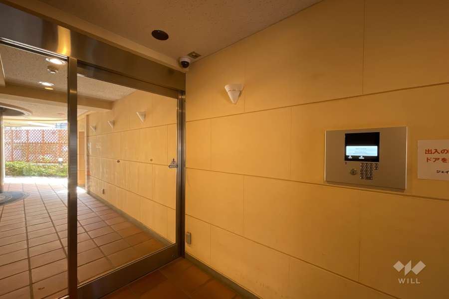 エントランスはオートロック付きです。