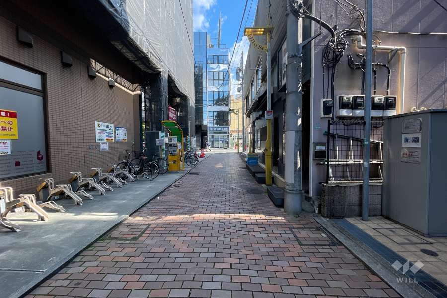 敷地西側の前面道路