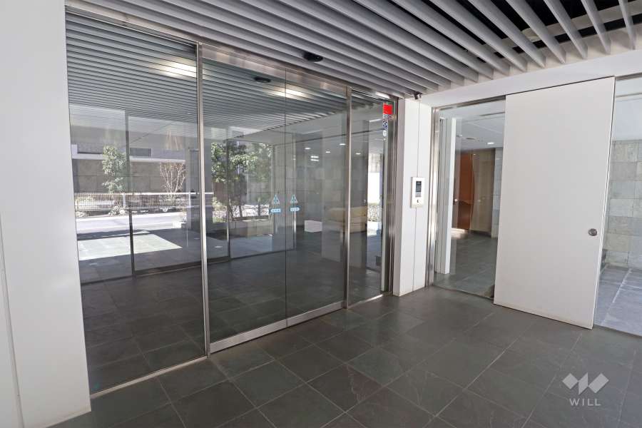 エントランスはオートロック付きです。