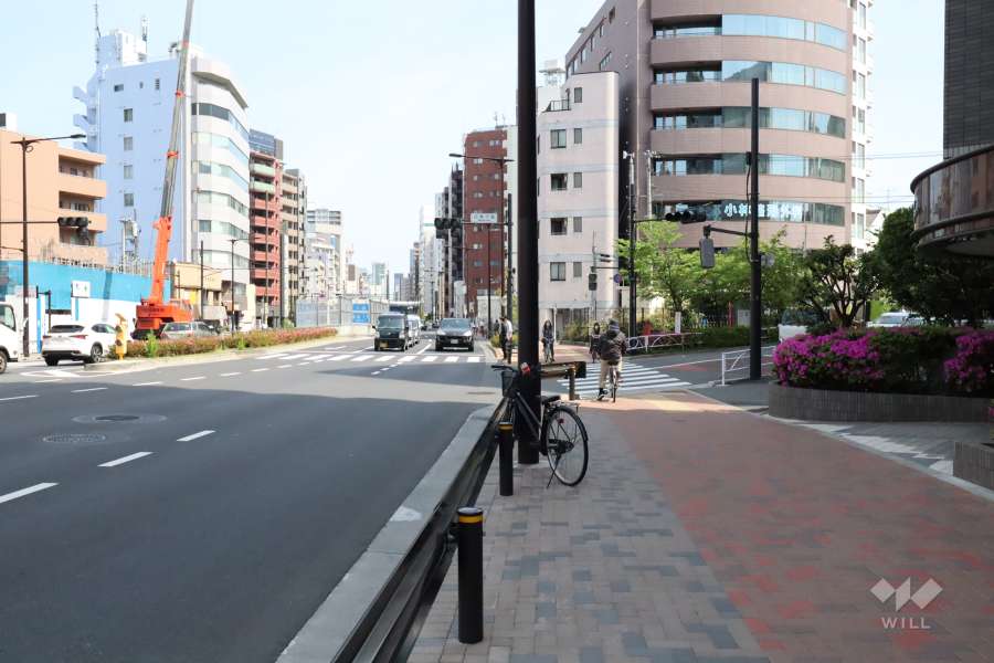 敷地北東側の前面道路(北西側から)