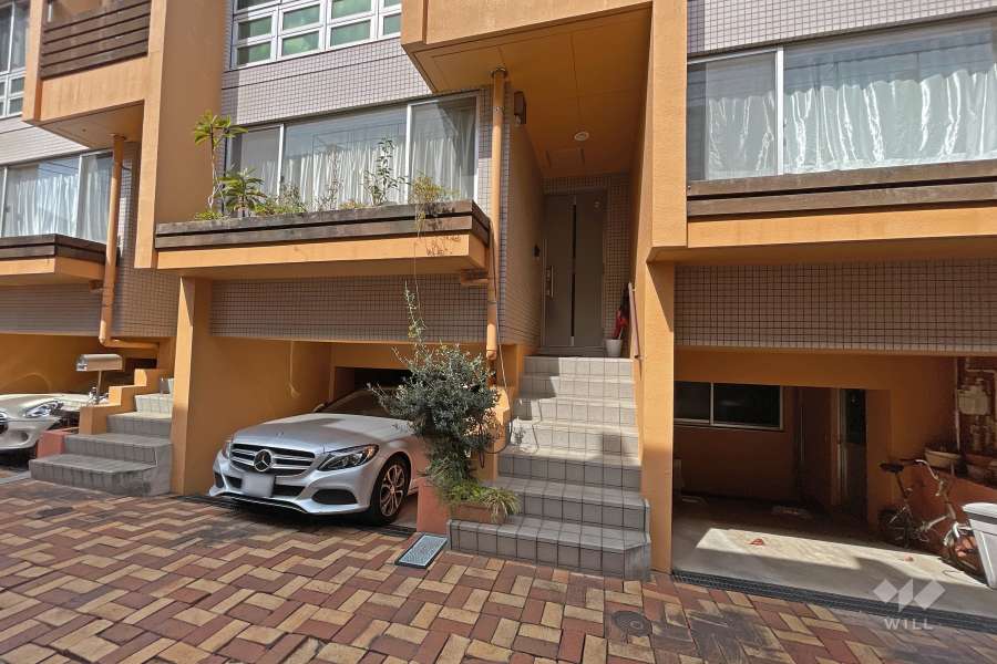 住戸入り口と敷地内駐車場（屋内平面式）