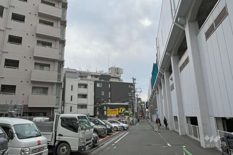 敷地北西側の前面道路（北東側から）