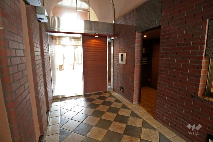 エントランスはオートロック付きです。