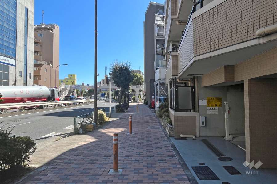 敷地の東側前面道路（北側から）