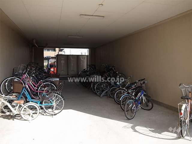 建物1階部分にある駐輪場
