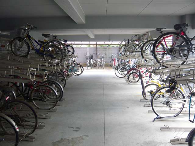 屋内に設けられた駐輪場