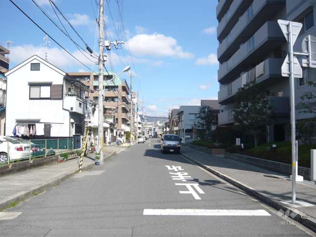 周辺はマンションと一戸建てが混在する住宅地です。