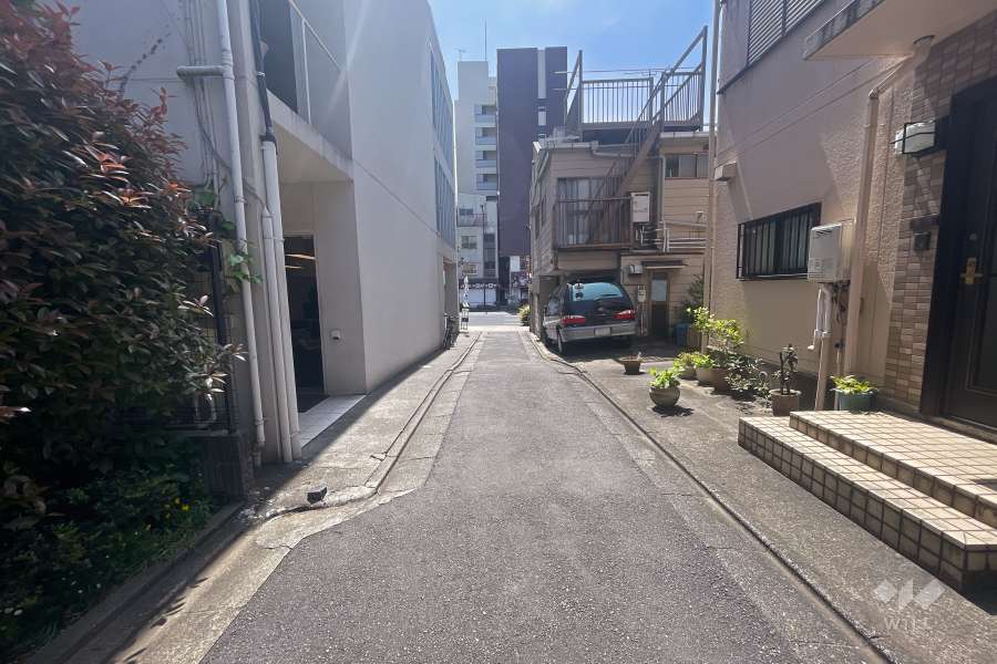 敷地東側の前面道路（北側から）