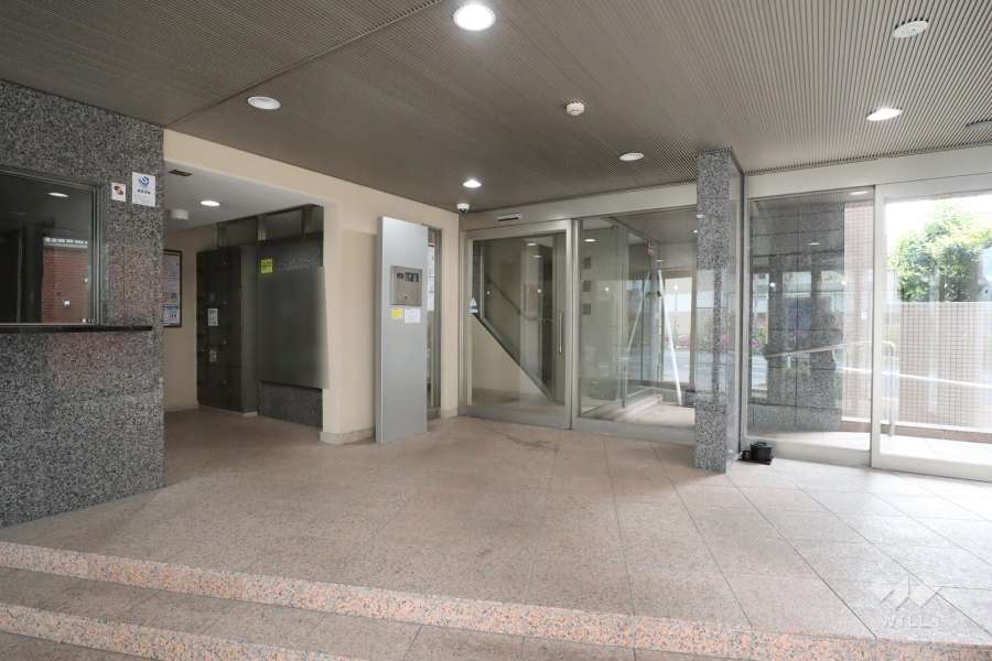 エントランスがオートロック付きです。