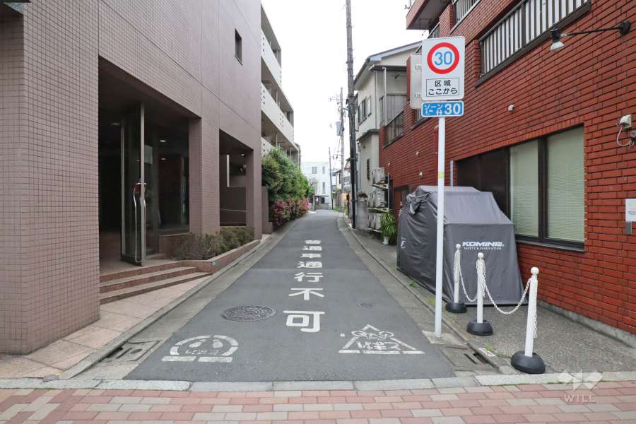 敷地東側の前面道路（南側から）