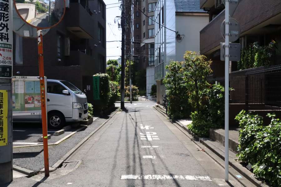 敷地南側の前面道路(東側から)