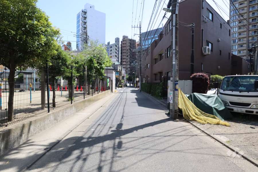 敷地東側の前面道路(北側から)