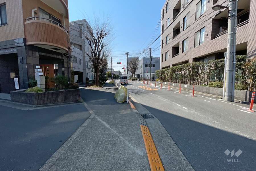 敷地北側の前面道路（東側から）