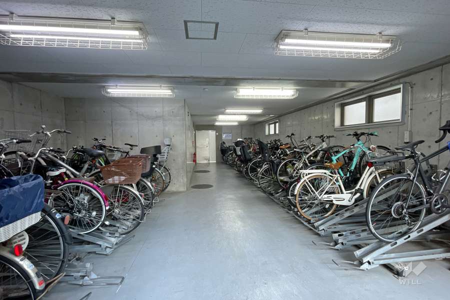 屋内に設けられた駐輪場
