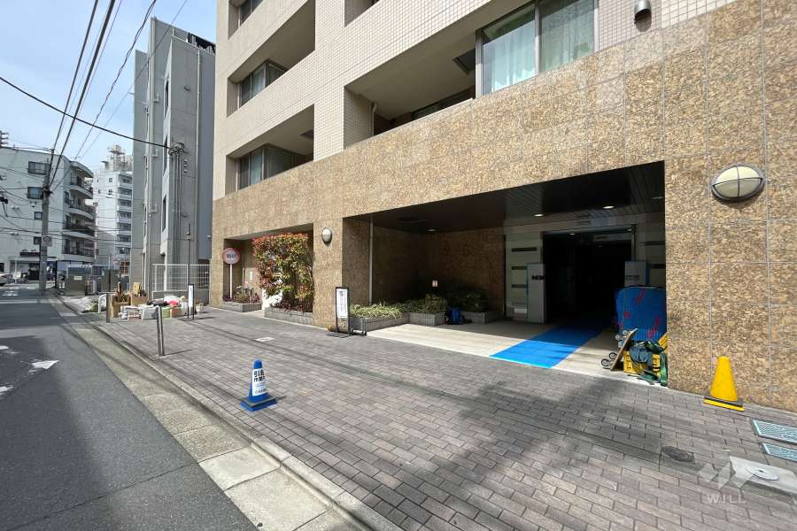 敷地南側の前面道路（南東側から）