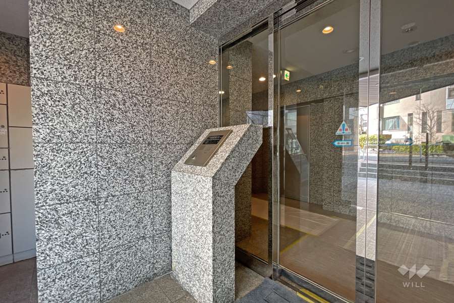 エントランスはオートロック付きです。