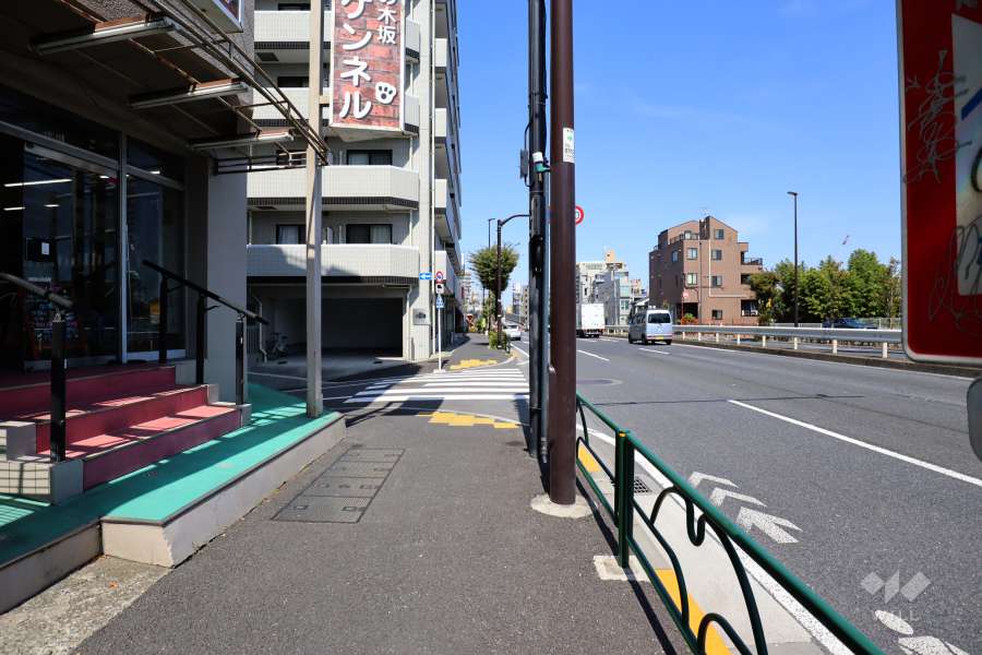 敷地北東側の前面道路(南東側から)