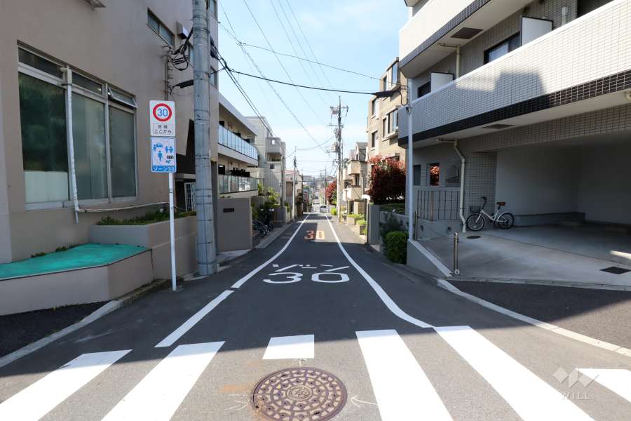 敷地南東側の前面道路(北東側から)