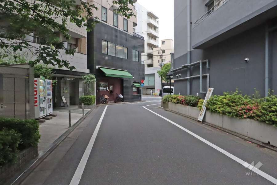 敷地西側前面道路の突き当たりは環状六号線です。