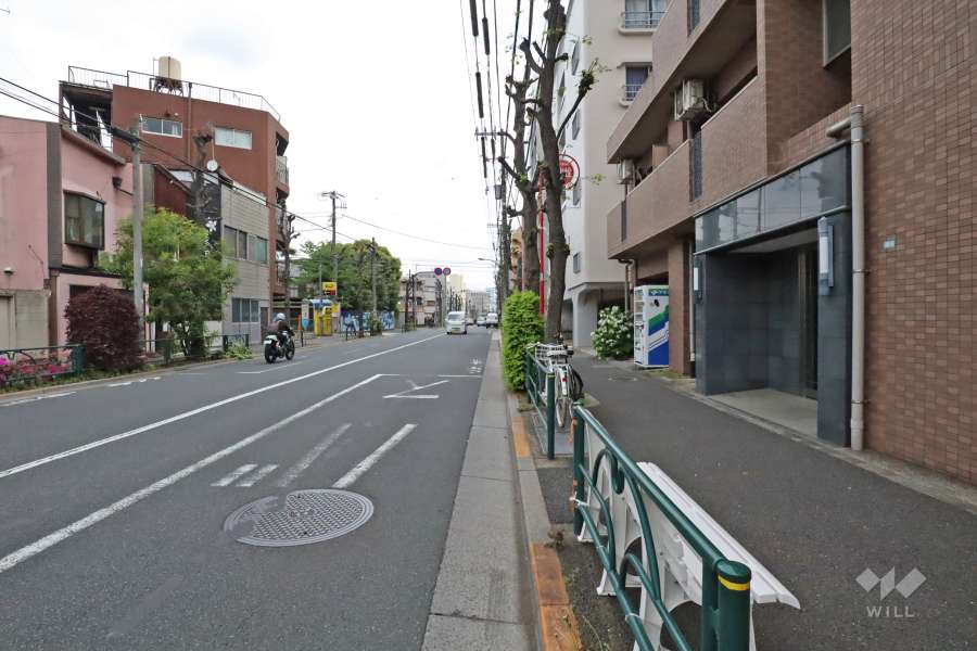 敷地北西側の前面道路(南西側から)