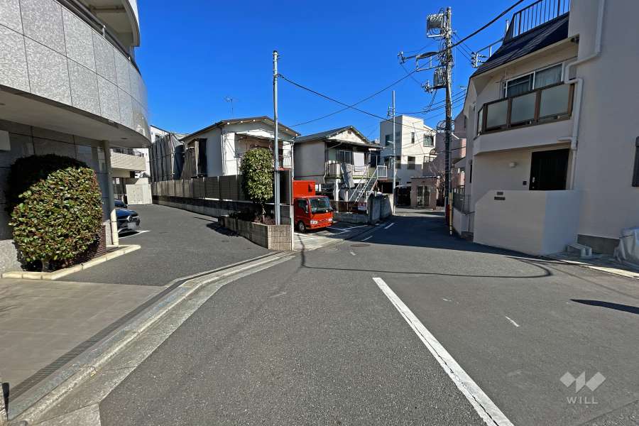 敷地東側の前面道路（南側から）
